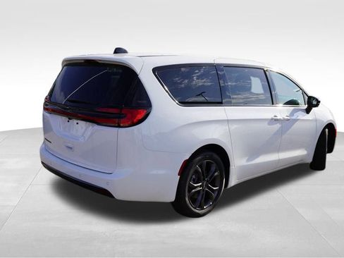 New 2026 Chrysler Pacifica Select image 3