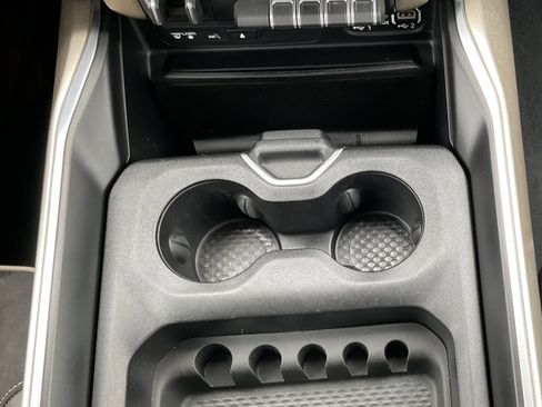Used 2019 RAM 1500 Laramie AWD/4WD image 19