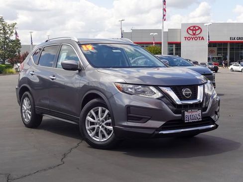 Used 2019 Nissan Rogue SV FWD image 2