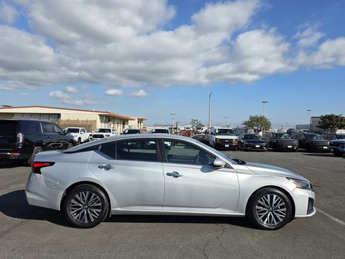 Used 2023 Nissan Altima 2.5 SV image 8