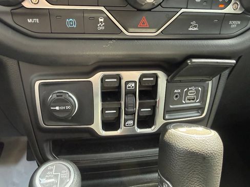 Used 2025 Jeep Wrangler Unlimited Sahara AWD/4WD image 25