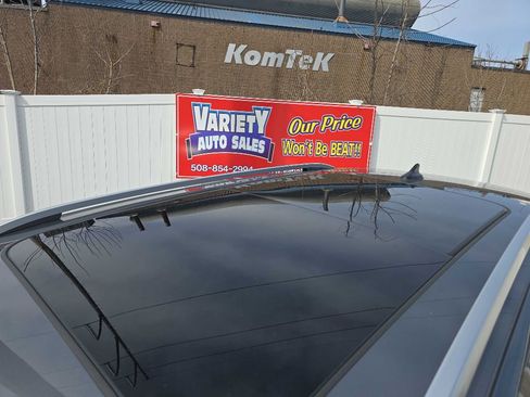 Used 2023 Volkswagen Taos SE w/ Panoramic Sunroof Package image 12