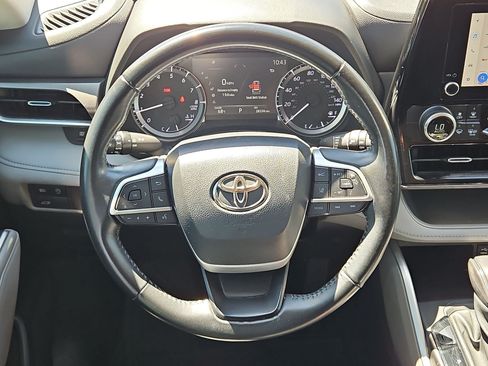 Used 2023 Toyota Highlander LE FWD image 15