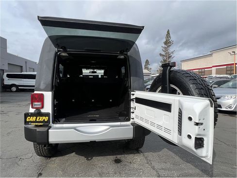 Used 2015 Jeep Wrangler Unlimited Sahara w/ Connectivity Group image 39