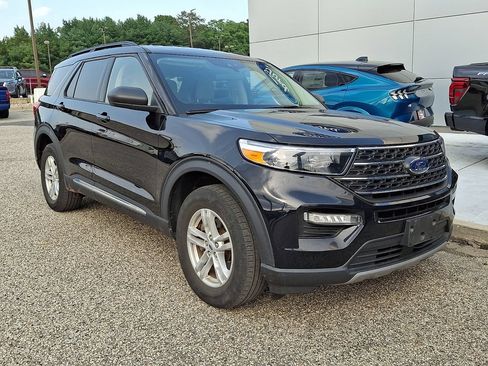 Used 2023 Ford Explorer XLT w/ Equipment Group 202A AWD/4WD image 3