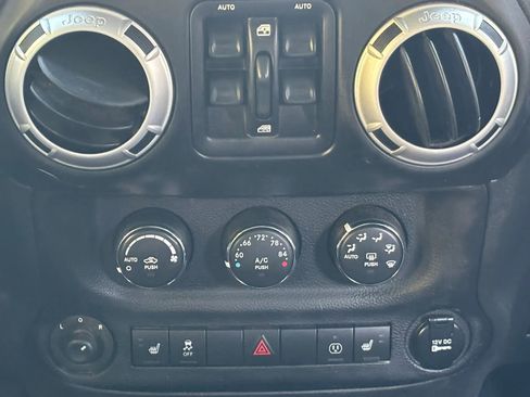 Used 2014 Jeep Wrangler Unlimited Sahara w/ Dual Top Group AWD/4WD image 31