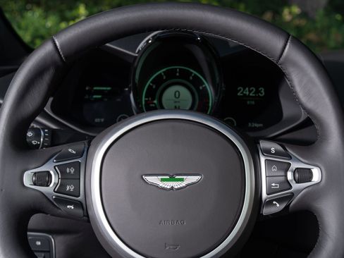 Used 2021 Aston Martin V8 Vantage Coupe RWD image 33