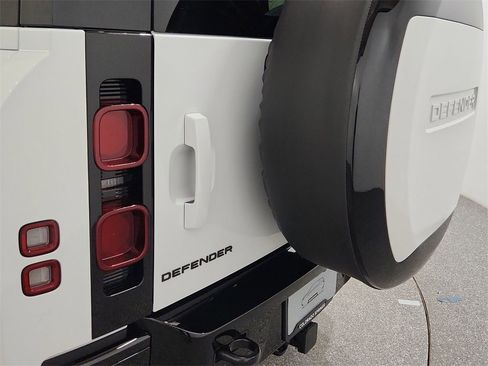 Used 2025 Land Rover Defender 110 X-Dynamic SE image 33