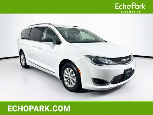 Used 2019 Chrysler Pacifica Touring-L FWD image 1
