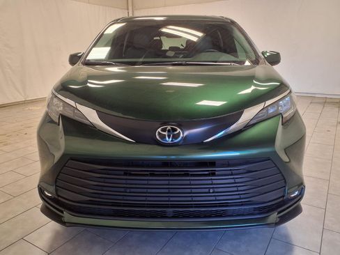 New 2026 Toyota Sienna XLE image 2