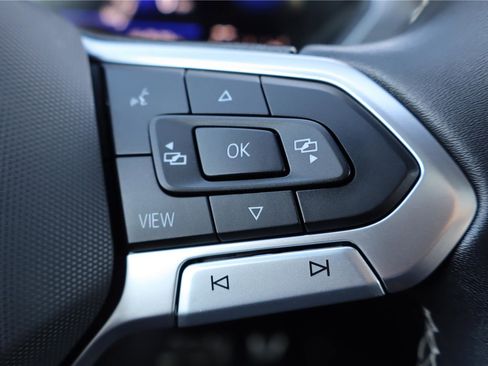 Used 2023 Volkswagen Tiguan SE R-Line image 18