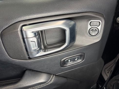 Used 2018 Jeep Wrangler Unlimited Sahara w/ Dual Top Group image 15