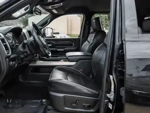Used 2019 RAM 2500 Laramie w/ Black Appearance Package AWD/4WD image 4
