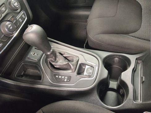 Used 2019 Jeep Cherokee Latitude w/ Popular Appearance Group image 26