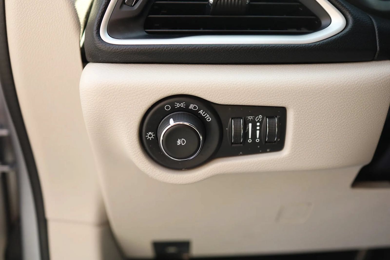 Used 2020 Chrysler Pacifica Touring w/ Advanced Safetytec Group FWD image 18