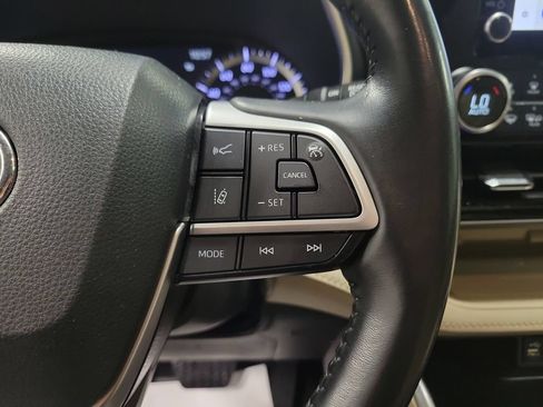 Used 2023 Toyota Highlander XLE FWD image 25