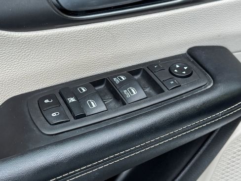 Used 2022 Chrysler Pacifica Touring-L image 17