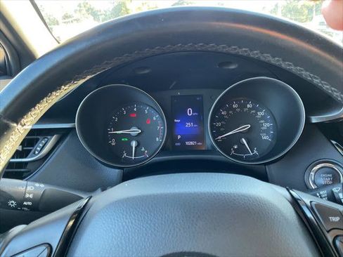 Used 2018 Toyota C-HR XLE image 36