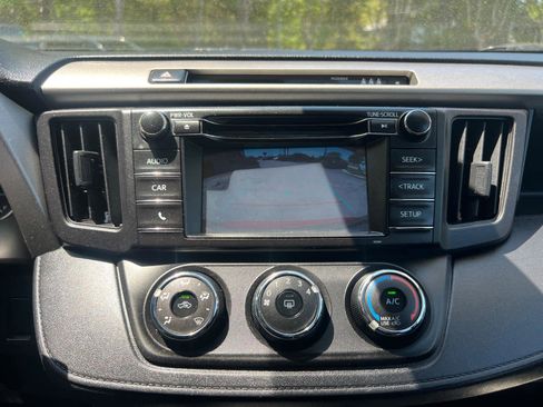 Used 2017 Toyota RAV4 LE AWD/4WD image 27