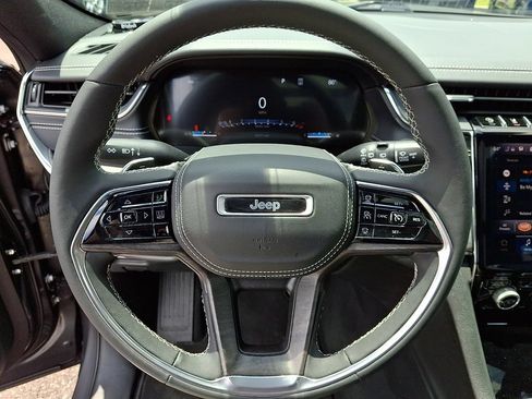 Used 2023 Jeep Grand Cherokee Overland AWD/4WD image 21