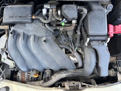 Used 2012 Nissan Versa SV FWD image 5