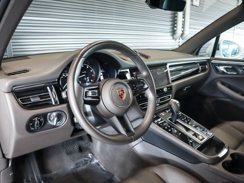 Certified 2024 Porsche Macan AWD/4WD image 4
