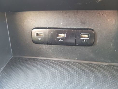 Used 2022 Kia Carnival LX image 25