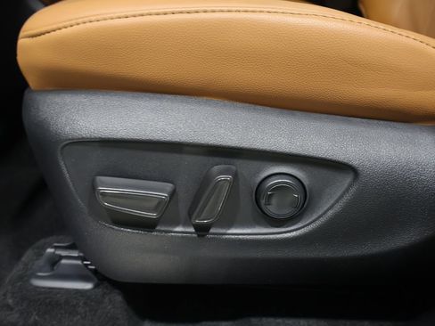 Used 2025 Toyota Highlander Platinum image 13