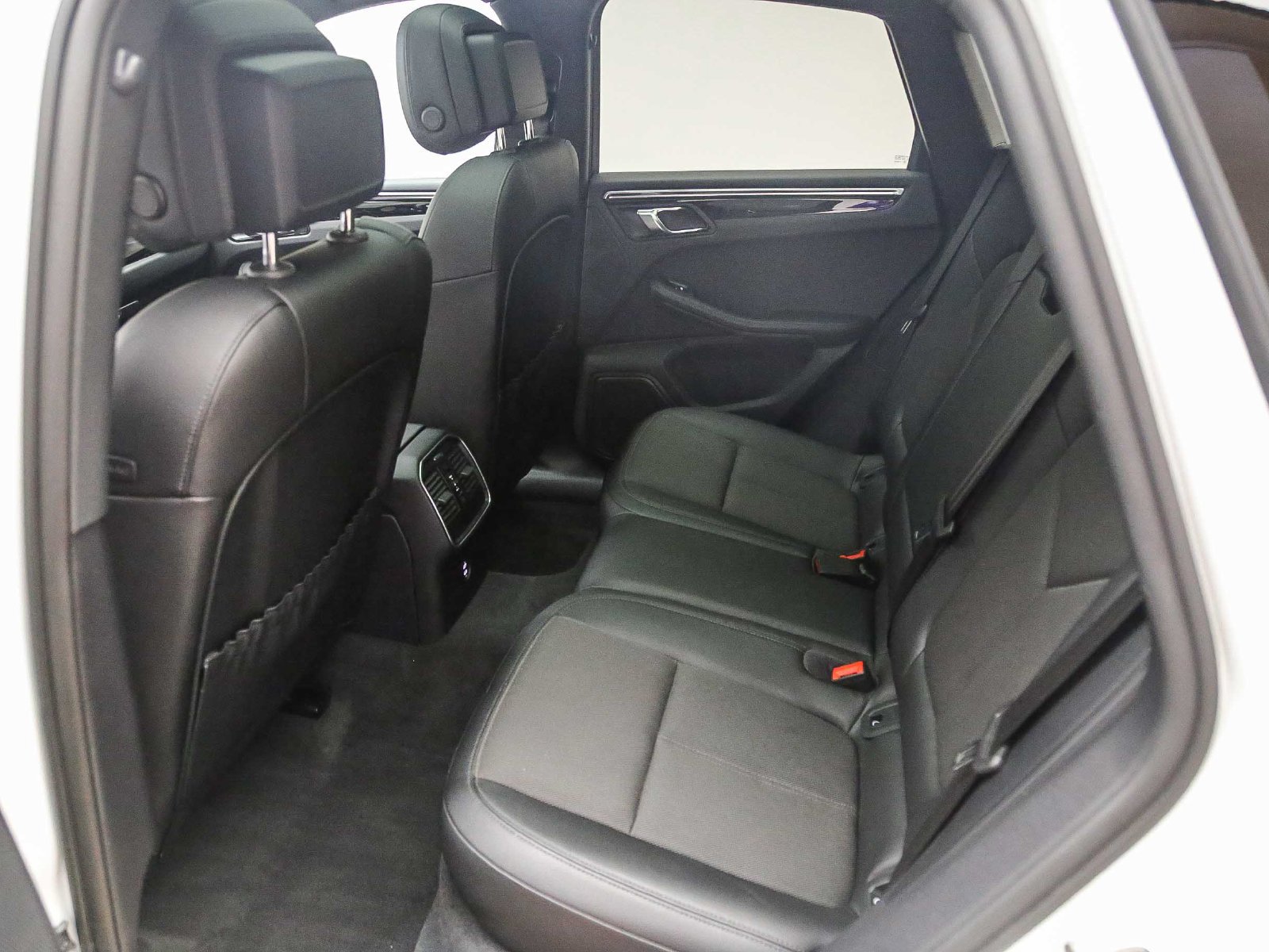 Certified 2023 Porsche Macan AWD/4WD image 23