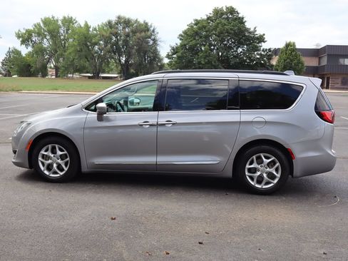 Used 2017 Chrysler Pacifica Touring-L w/ Tire & Wheel Group FWD image 9