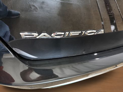 Used 2024 Chrysler Pacifica Limited FWD image 8