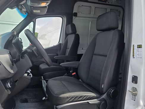 Used 2021 Mercedes-Benz Sprinter 2500 image 10