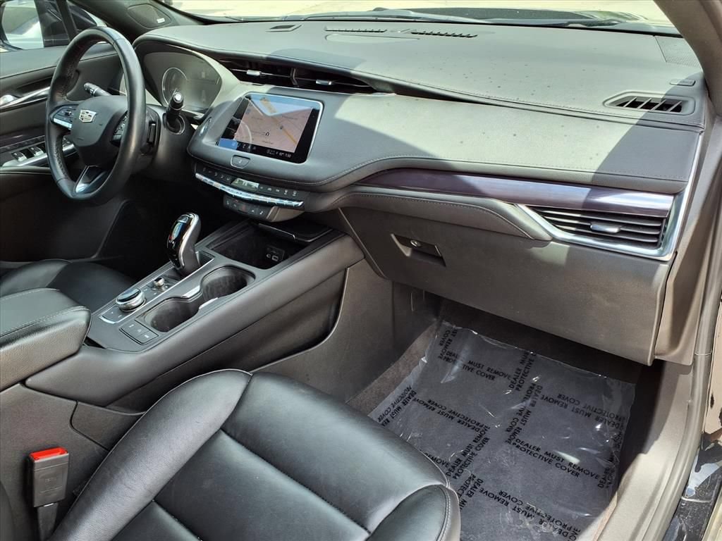 Used 2022 Cadillac XT4 Luxury w/ Cold Weather Package FWD image 8