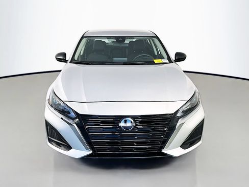 Used 2025 Nissan Altima 2.5 SV FWD image 2