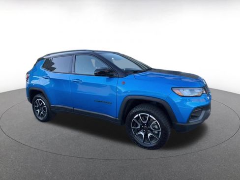 Used 2025 Jeep Compass Trailhawk image 2