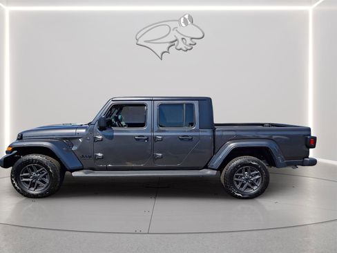 Used 2025 Jeep Gladiator Sport AWD/4WD image 2