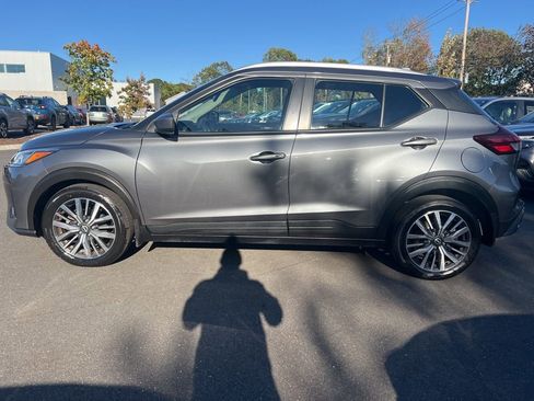 Used 2022 Nissan Kicks SV image 2