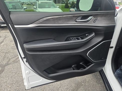 Used 2023 Jeep Grand Cherokee 4WD 4xe image 15