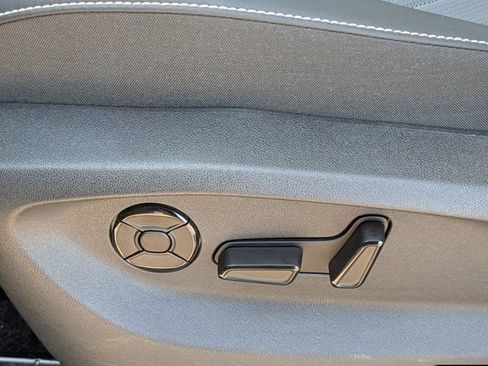 Used 2025 Volkswagen Tiguan SE FWD image 24