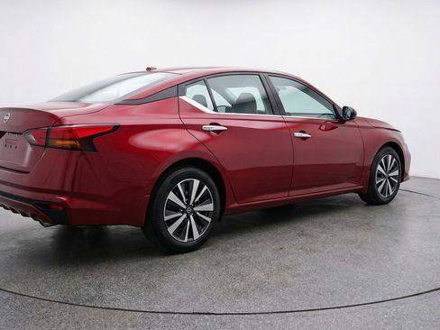 Used 2025 Nissan Altima 2.5 SV image 9