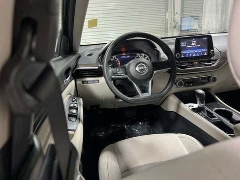 Used 2024 Nissan Altima 2.5 SV FWD image 18