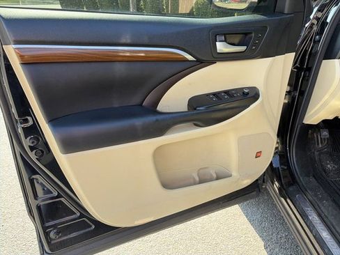 Used 2018 Toyota Highlander Limited image 17