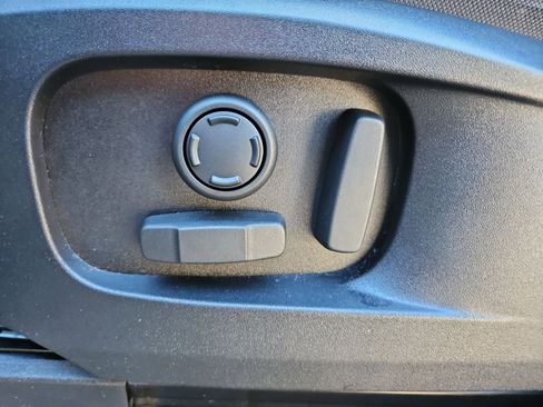 Used 2025 Land Rover Defender 110 S image 21