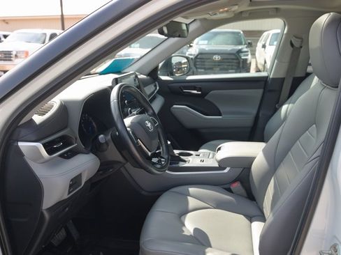 Used 2020 Toyota Highlander XLE AWD/4WD image 14