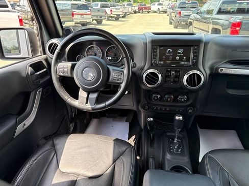 Used 2013 Jeep Wrangler Unlimited Sahara w/ Connectivity Group AWD/4WD image 9