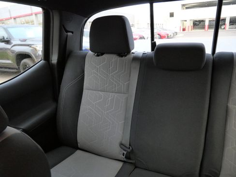 Certified 2022 Toyota Tacoma TRD Off-Road image 13