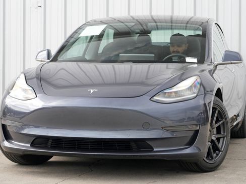 Used 2020 Tesla Model 3 Standard Range Plus image 3