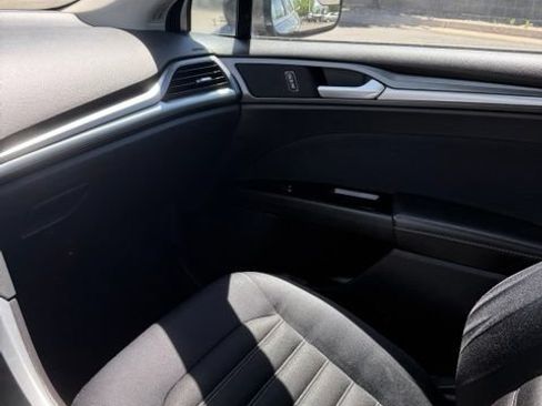 Used 2015 Ford Fusion SE FWD image 31