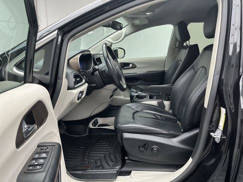 Used 2019 Chrysler Pacifica Touring-L FWD image 3