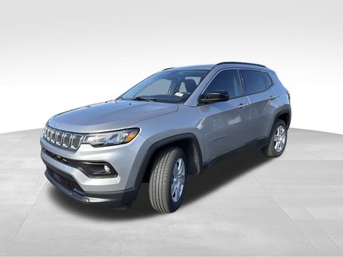 Used 2022 Jeep Compass Latitude w/ Sun and Sound Group AWD/4WD image 7